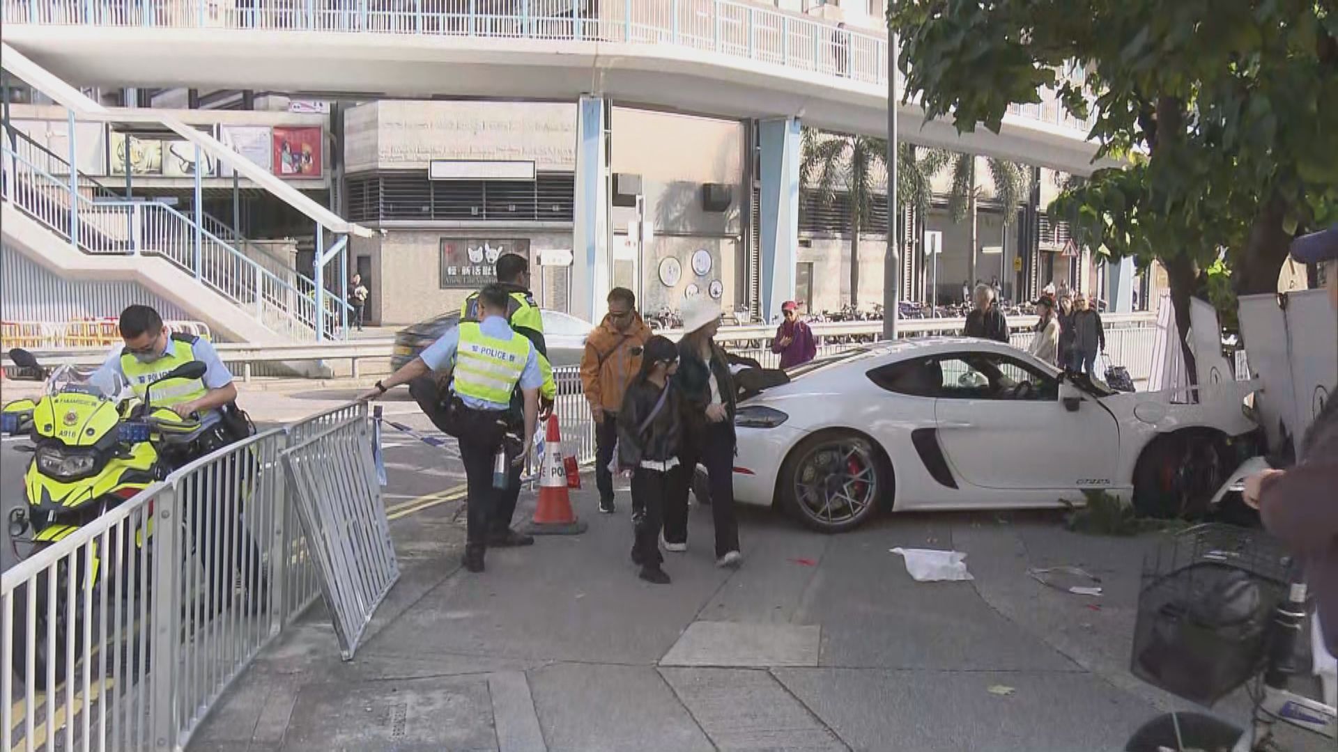 元朗跑車失事剷行人路　七旬老翁被撞昏迷送院