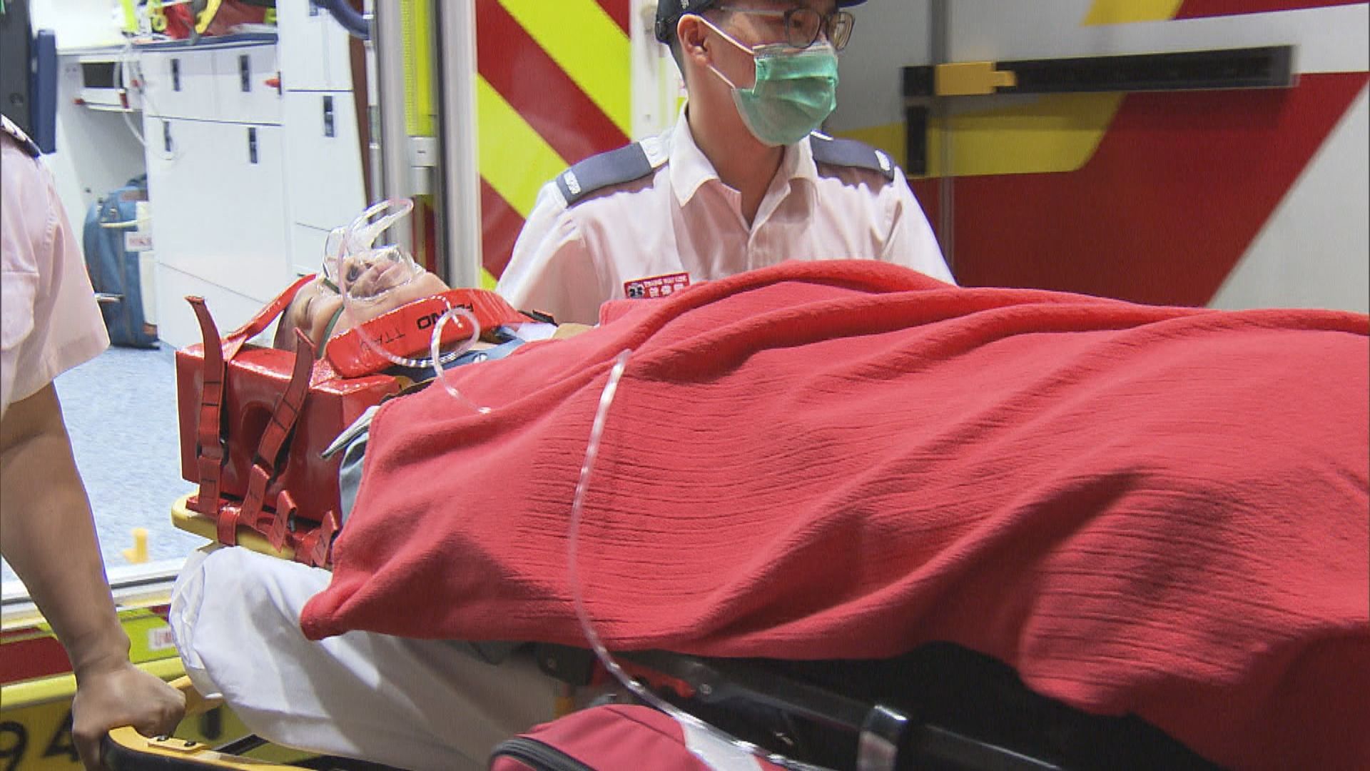 尖沙咀的士與小巴相撞六人傷