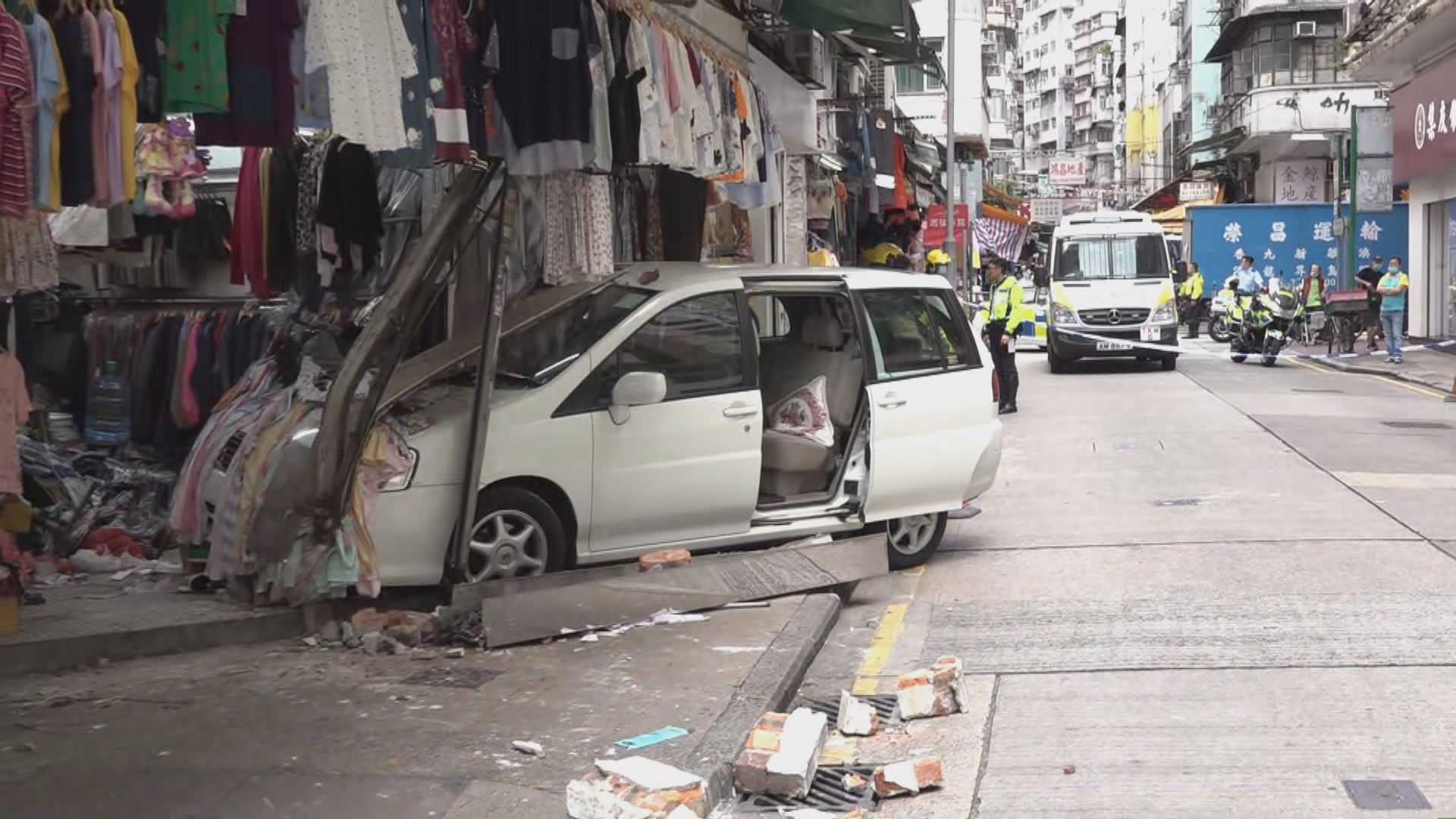 油麻地私家車衝入店舖　一人輕傷