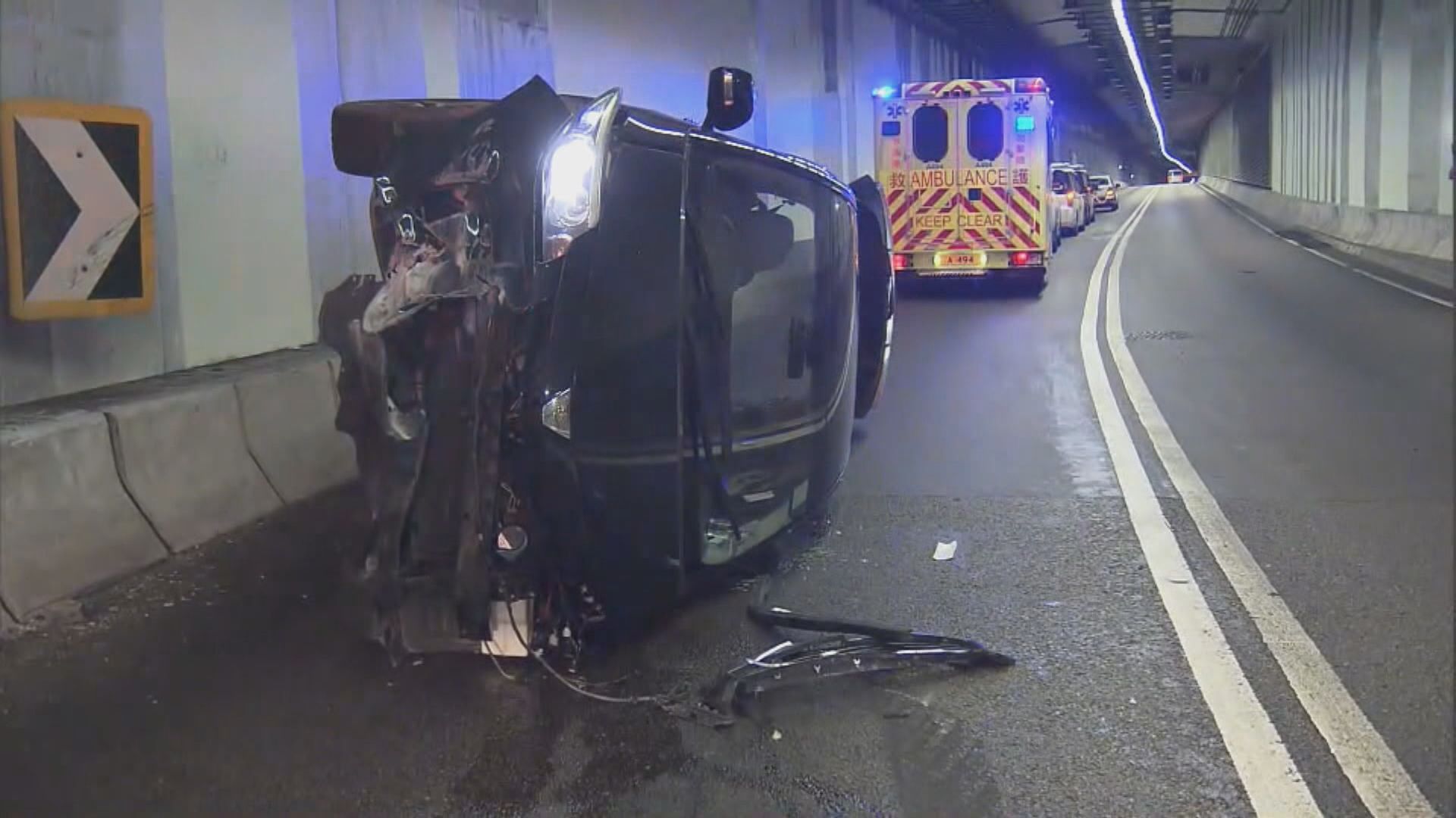 油麻地私家車撞壆翻側　一女輕傷