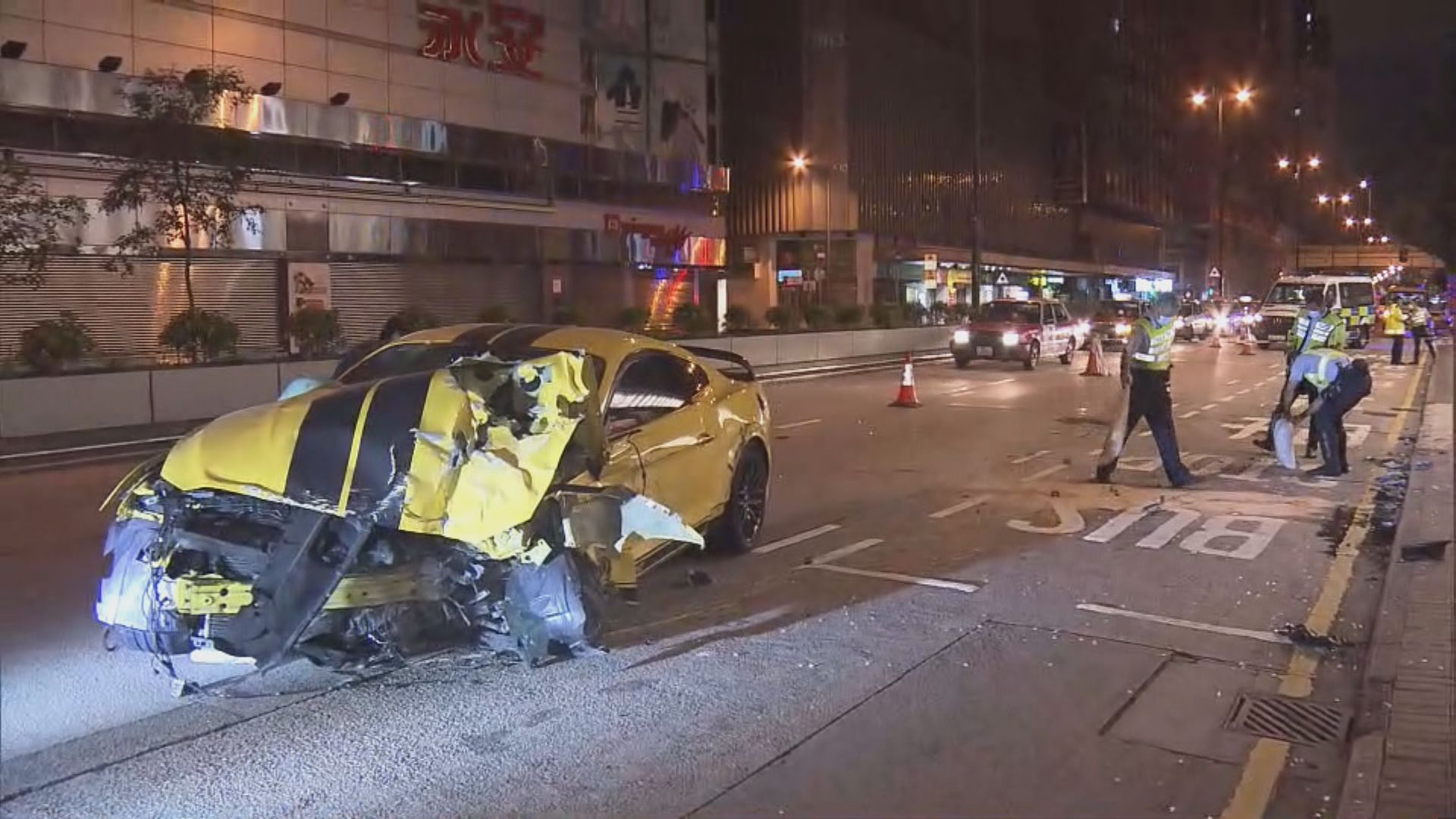油麻地跑車與垃圾車相撞兩傷