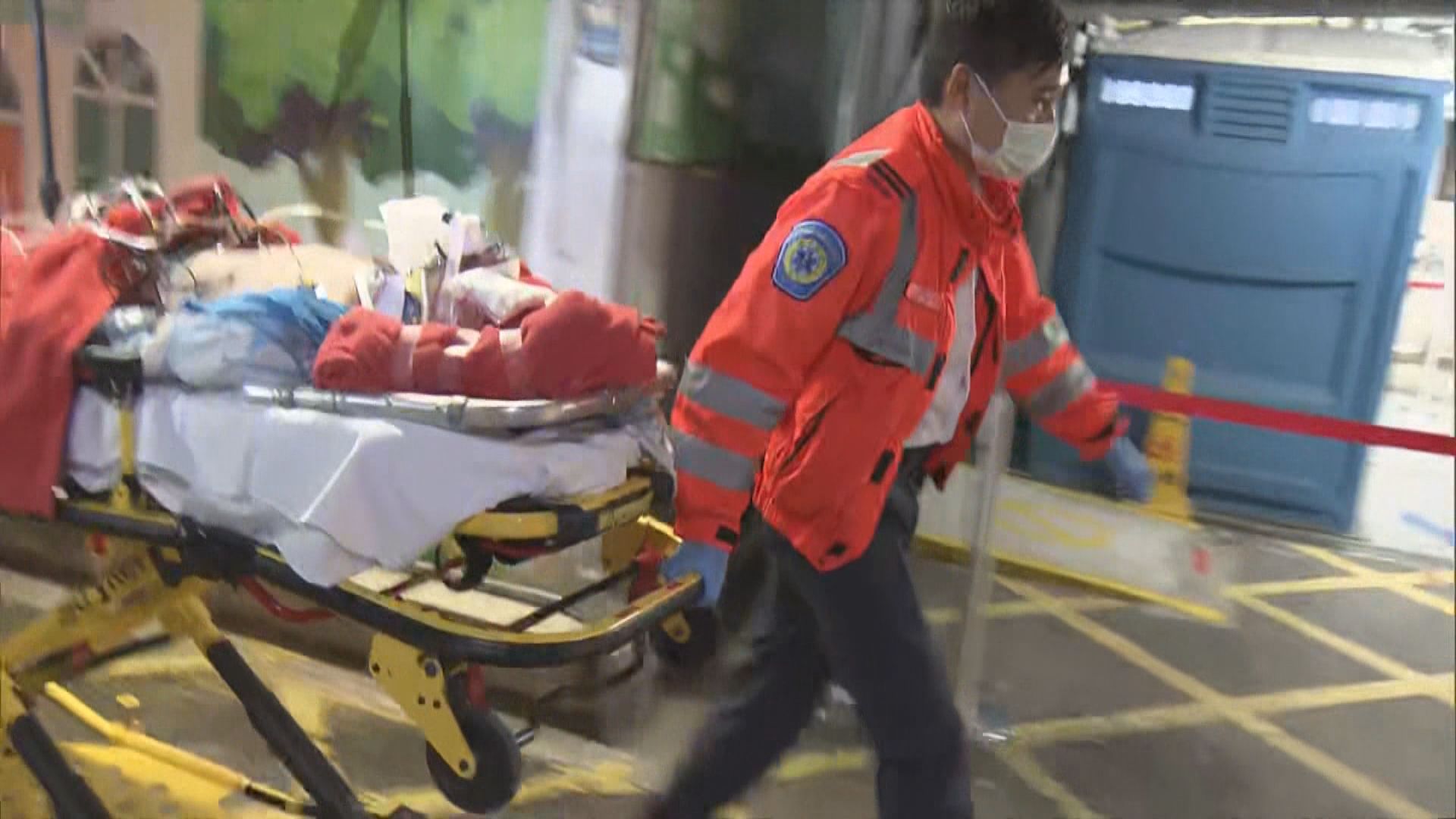 男子棄用行人天橋橫過渡船街　遭的士撞倒重傷