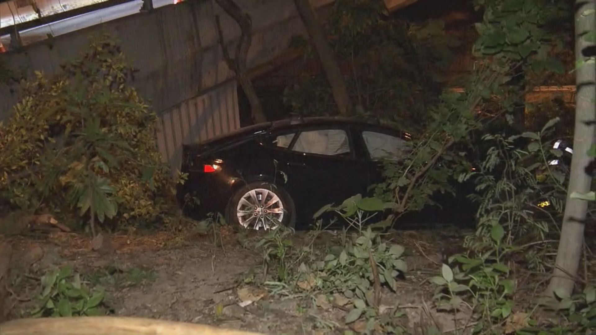 油麻地電動私家車失事墮坡 司機逃去