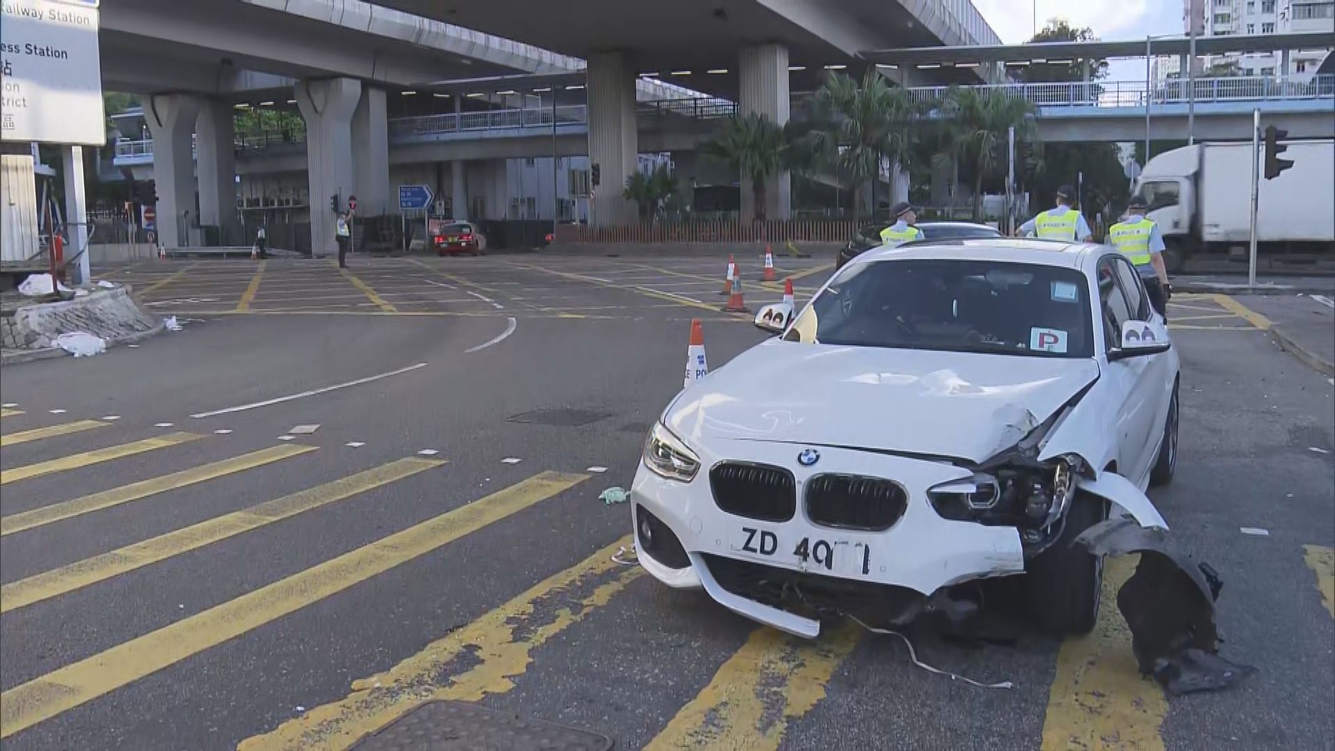 油麻地私家車失事撼燈柱 司機棄車逃逸