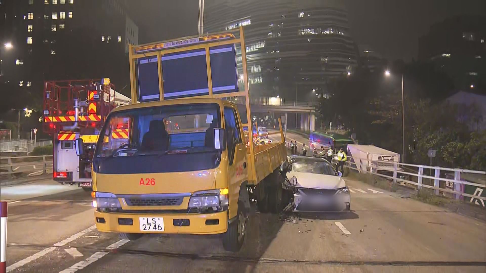 油麻地私家車失事撞工程車　私家車司機受輕傷