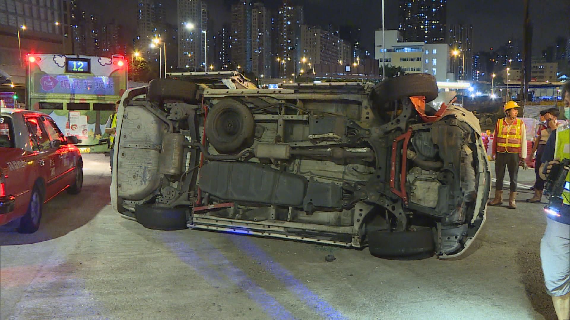 油麻地私家車翻側司機涉醉駕被捕