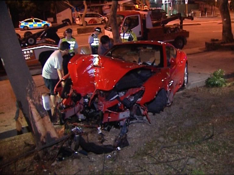 香港仔跑車失事撞樹女司機傷