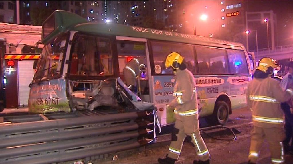 香港仔小巴失控撞欄13人傷