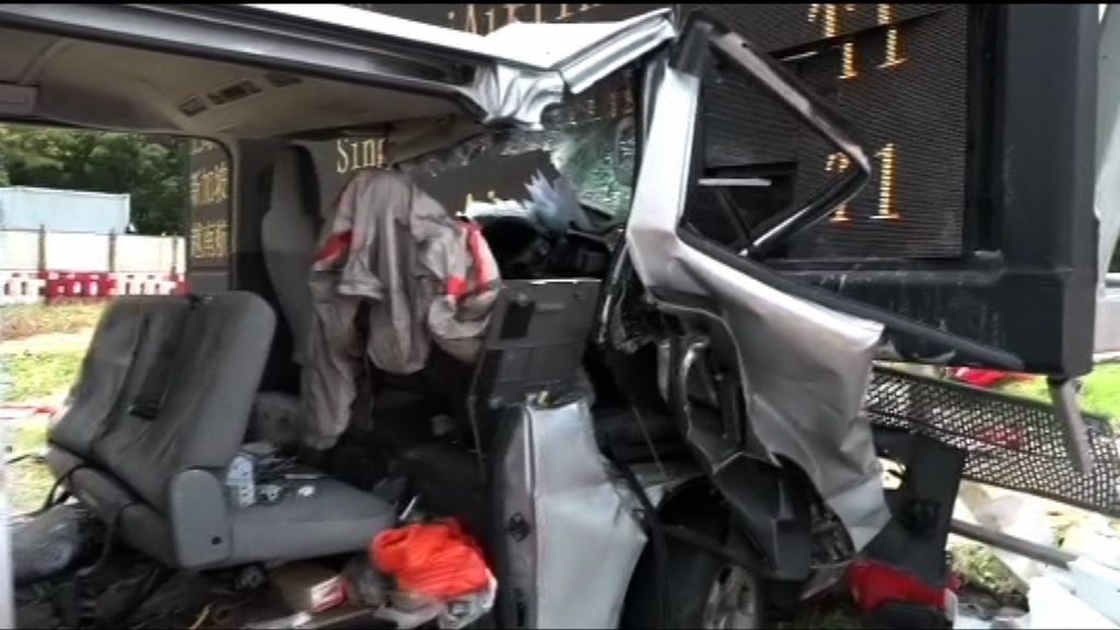 機場客貨車撞指示牌一傷一亡