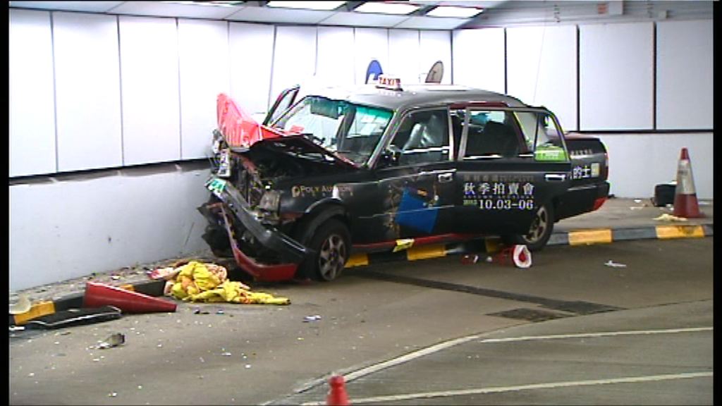 的士機場失事撞牆一死四傷