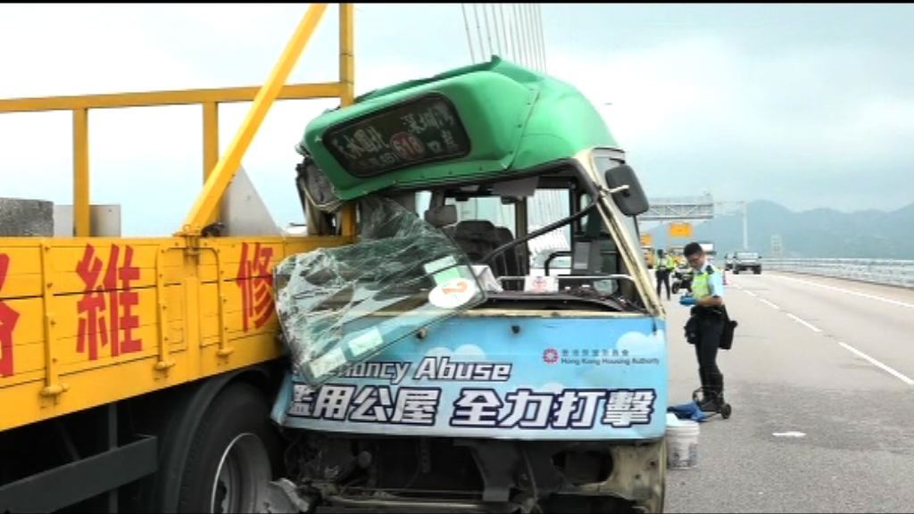 深圳灣大橋小巴撞工程車一死九傷