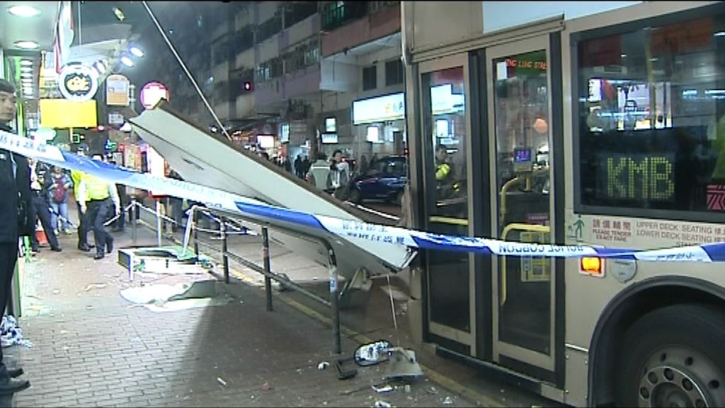 九巴青山道疑靠站撞簷篷　七人傷