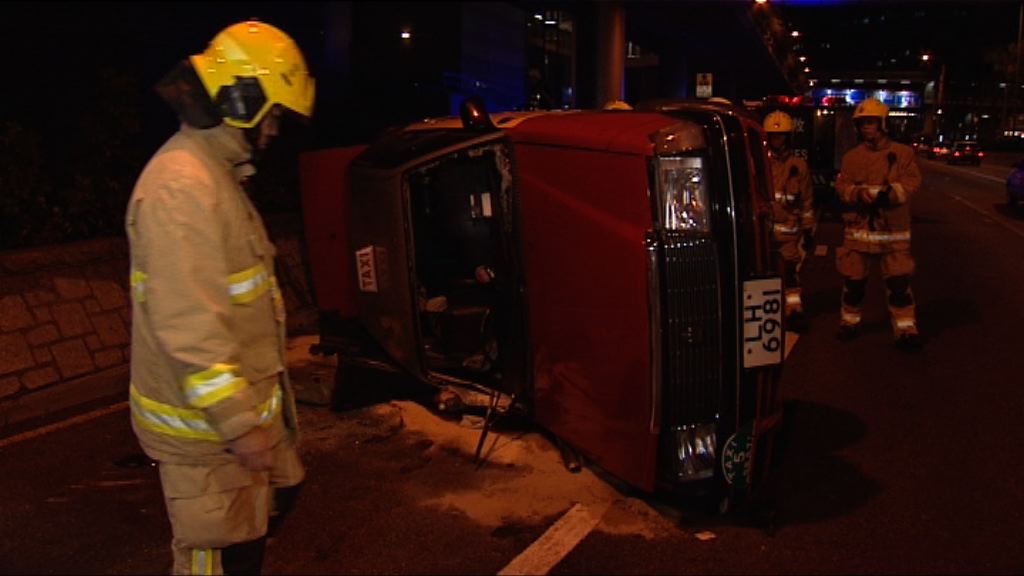 中環的士失事撞壆翻側司機被困