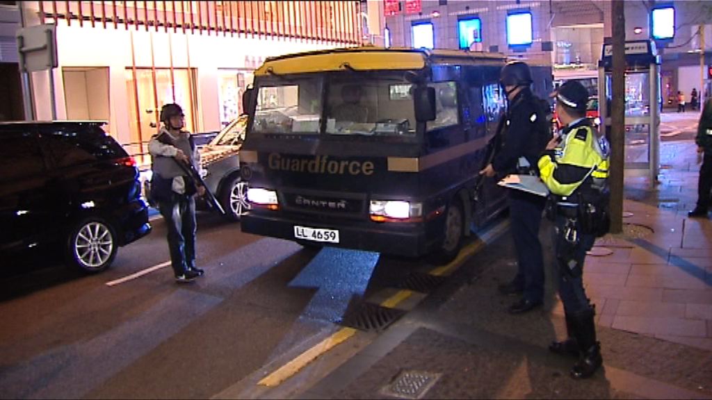 中環解款車撞傷過馬路男子