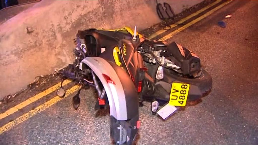 牛池灣電單車失控撞壆司機傷