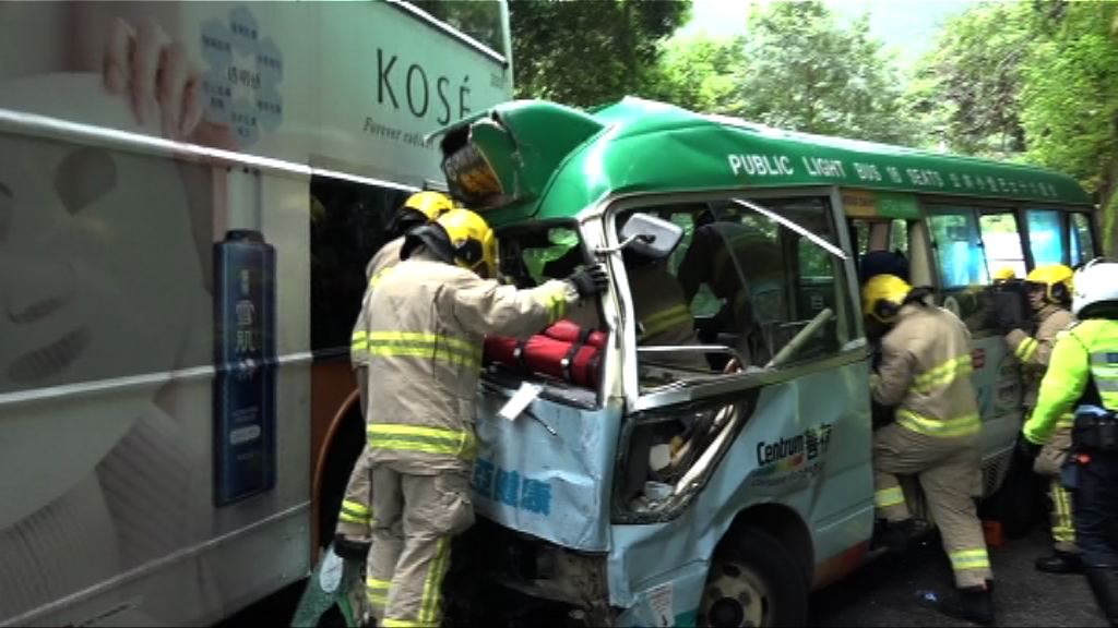 柴灣有小巴與兩巴士撞二十人傷