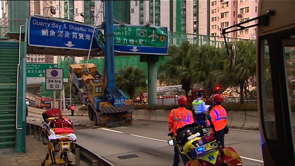 柴灣吊臂車未收起吊臂撞行人天橋