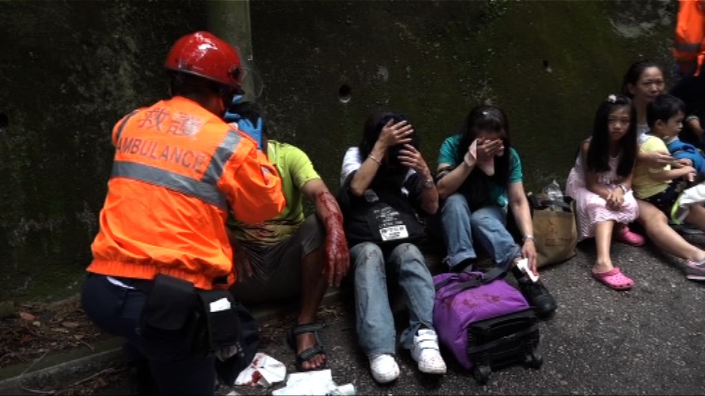 柴灣小巴與兩巴士撞二十六人傷