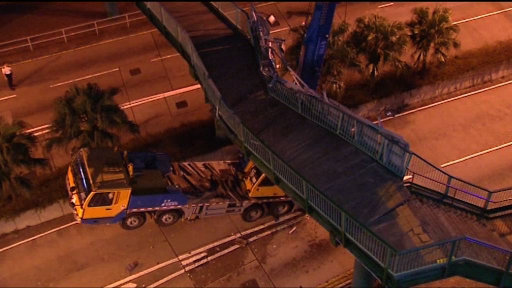 吊臂車撞天橋　路政署指天橋部分鋼結構受損