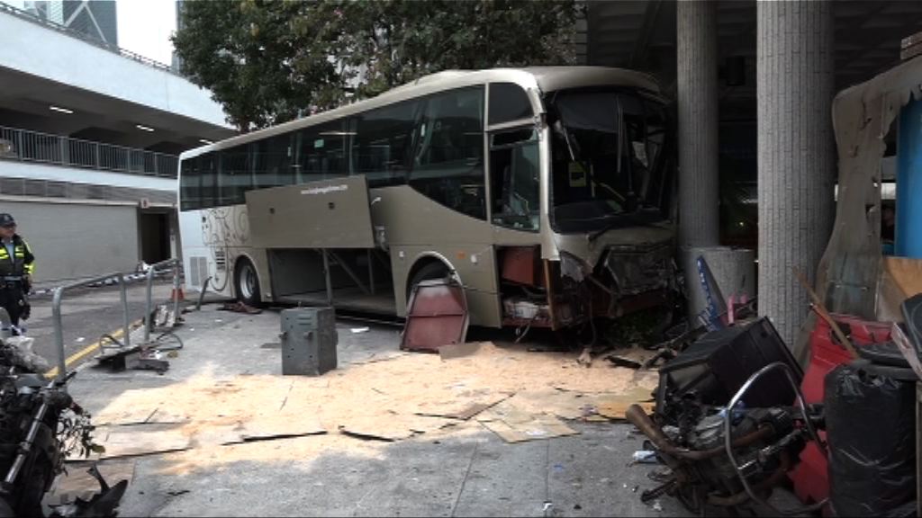 中環旅遊巴撞向行人隧道