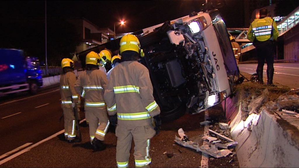 長沙灣貨車失控撞壆翻側釀一傷