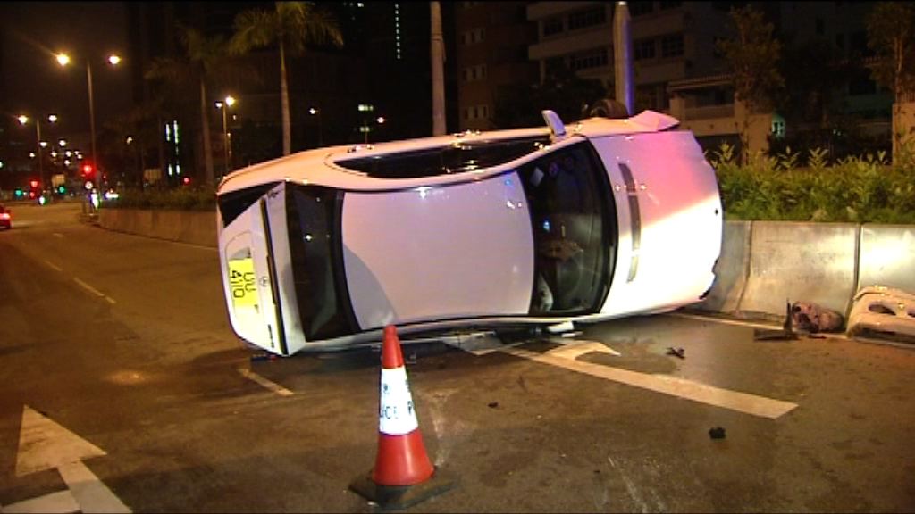長沙灣私家車撞欄翻側一人傷