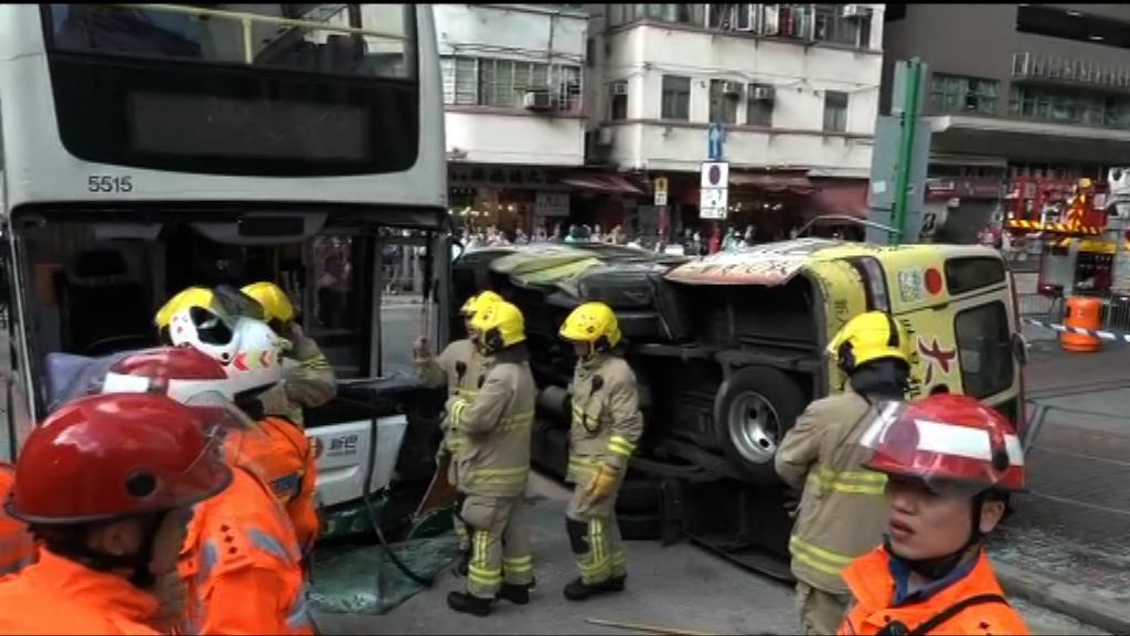 長沙灣小巴與巴士相撞多人傷5人嚴重