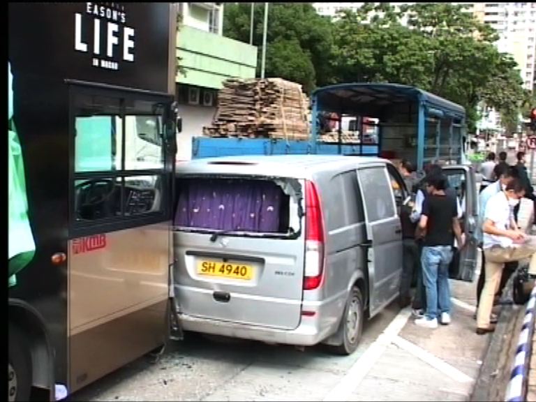 客貨車被偷走先後與多車相撞