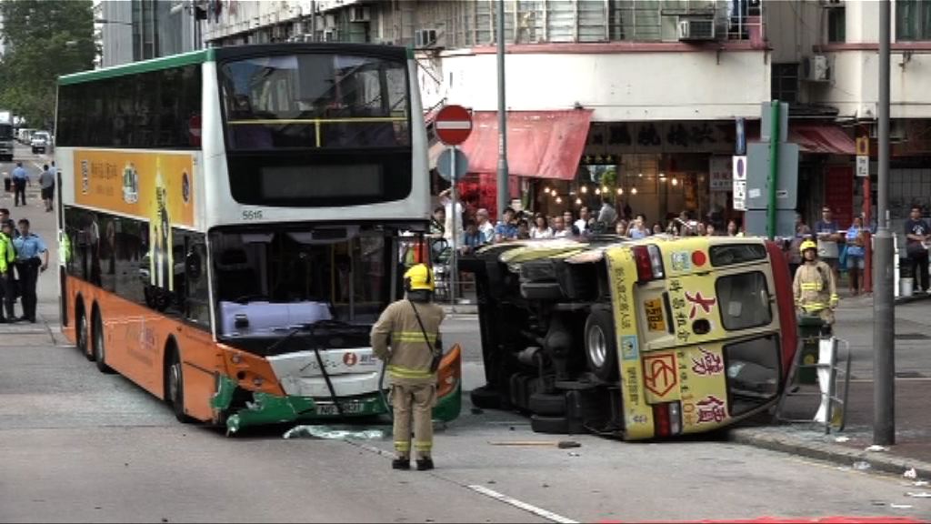 長沙灣小巴新巴相撞15人傷　巴士司機被捕