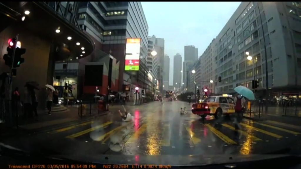 長沙灣的士撞倒嬰兒車四人傷