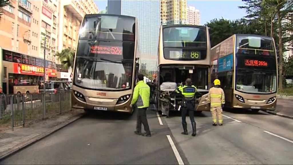 長沙灣道兩九巴相撞三傷