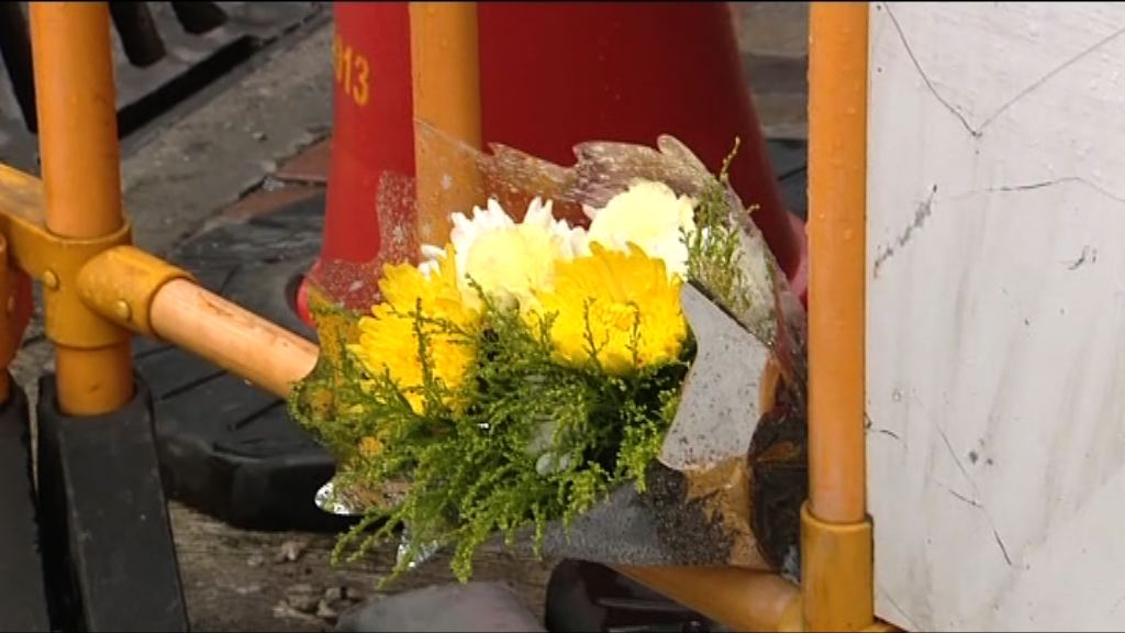 深水埗城巴車禍　市民到場擺放鮮花悼念