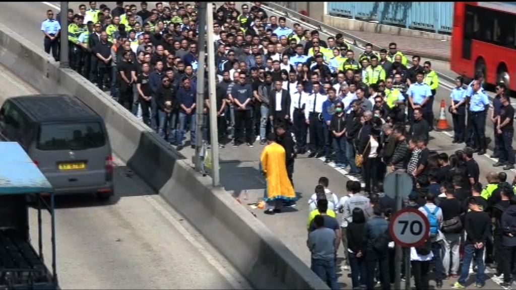 交警殉職　逾百人到車禍現場路祭