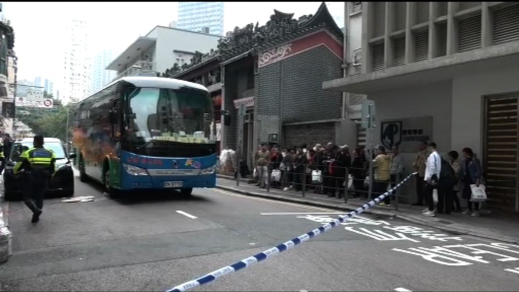 紅磡老婦遭旅遊巴撞倒受傷
