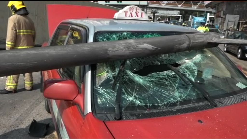貨櫃車翻側毀燈柱擊中的士兩人傷