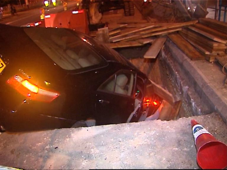 元朗車禍私家車失控墮坑三傷