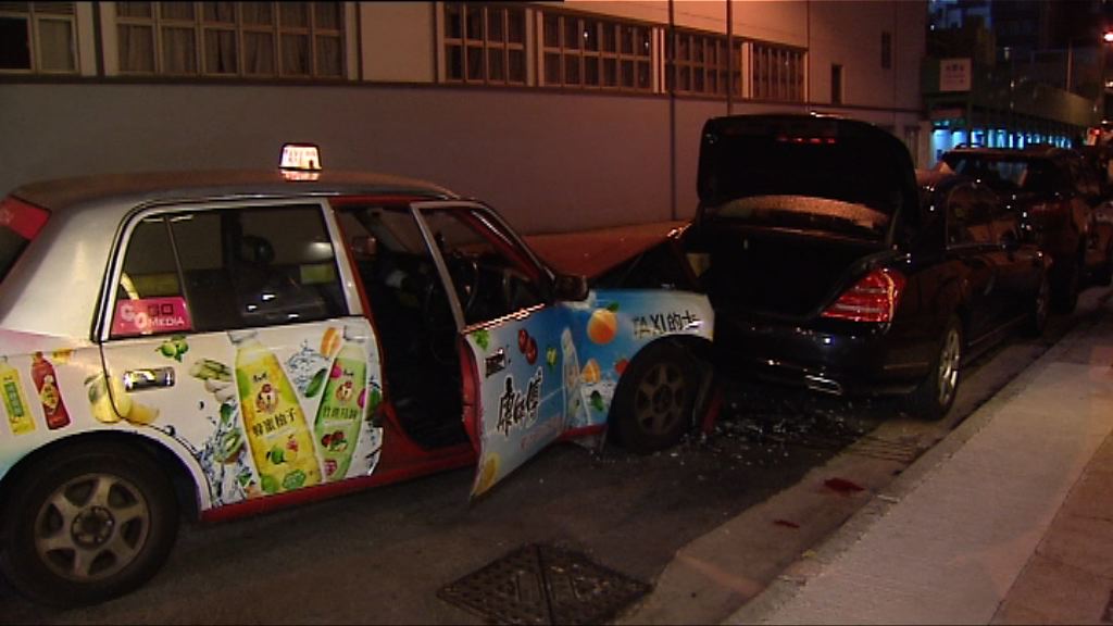 跑馬地的士撞路邊車輛　司機不治