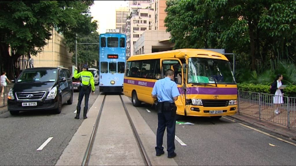 跑馬地校巴私家車相撞六人傷