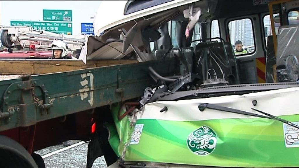 東區走廊小巴與貨車撞一人傷