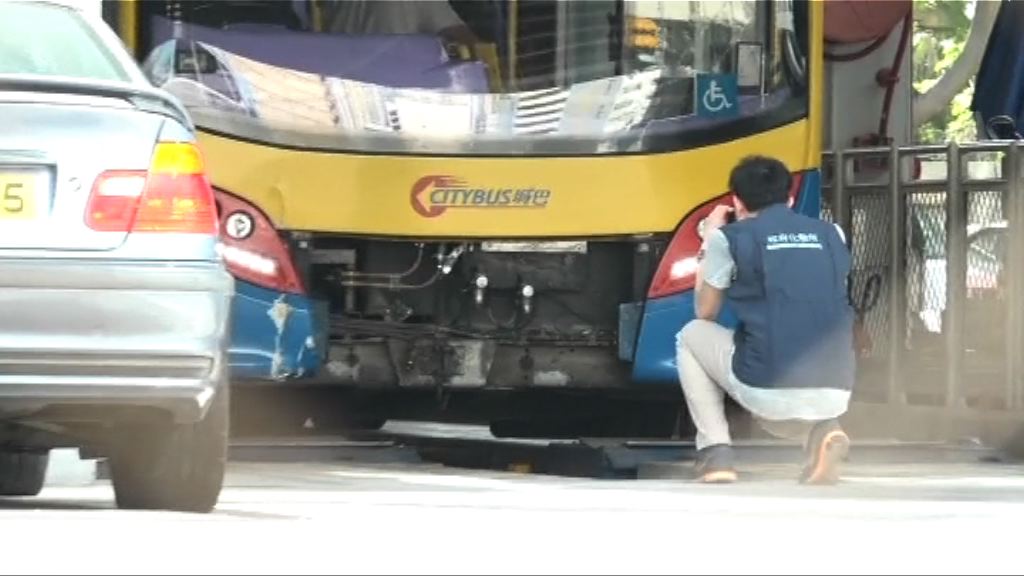 深水埗三死車禍　化驗所人員檢查涉事城巴