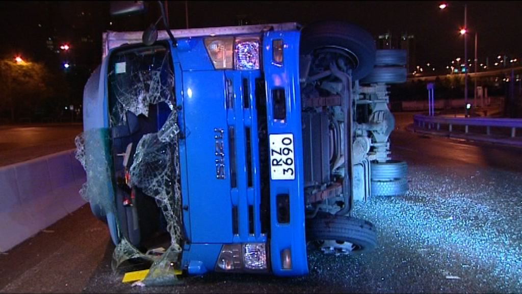 葵涌貨車失事撞壆翻側釀五傷