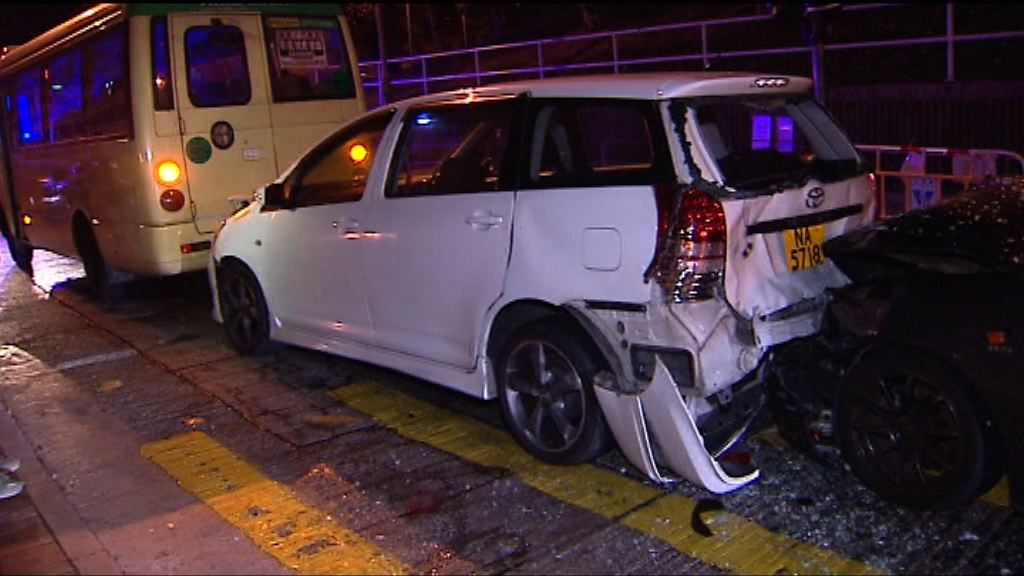 葵涌石梨街四車相撞兩人輕傷