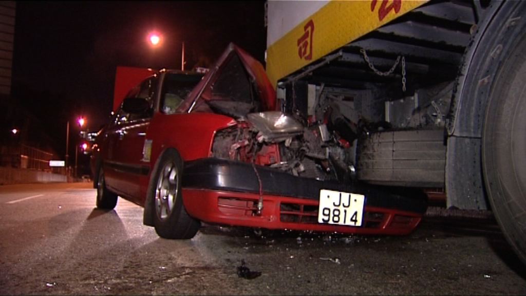 荔景山路的士撼貨車　司機輕傷
