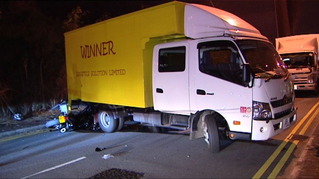 葵涌電單車攔腰撞貨車釀兩死傷