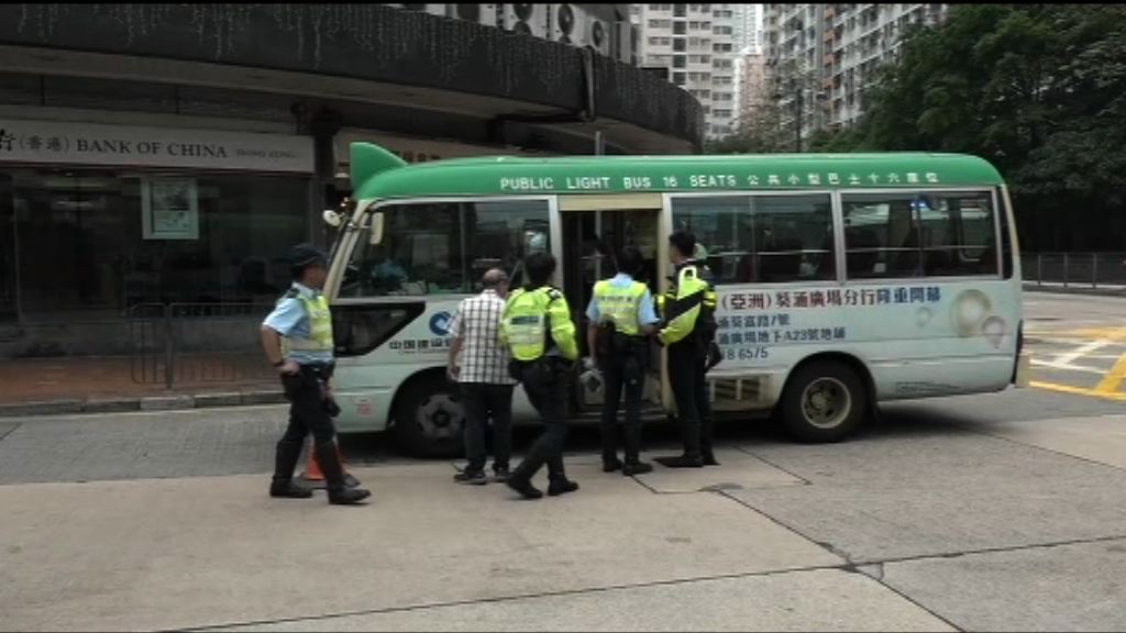 葵涌小巴司機駕車時暈倒釀車禍