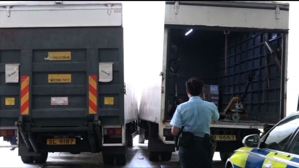 九龍灣貨車司機遭兩車夾斃