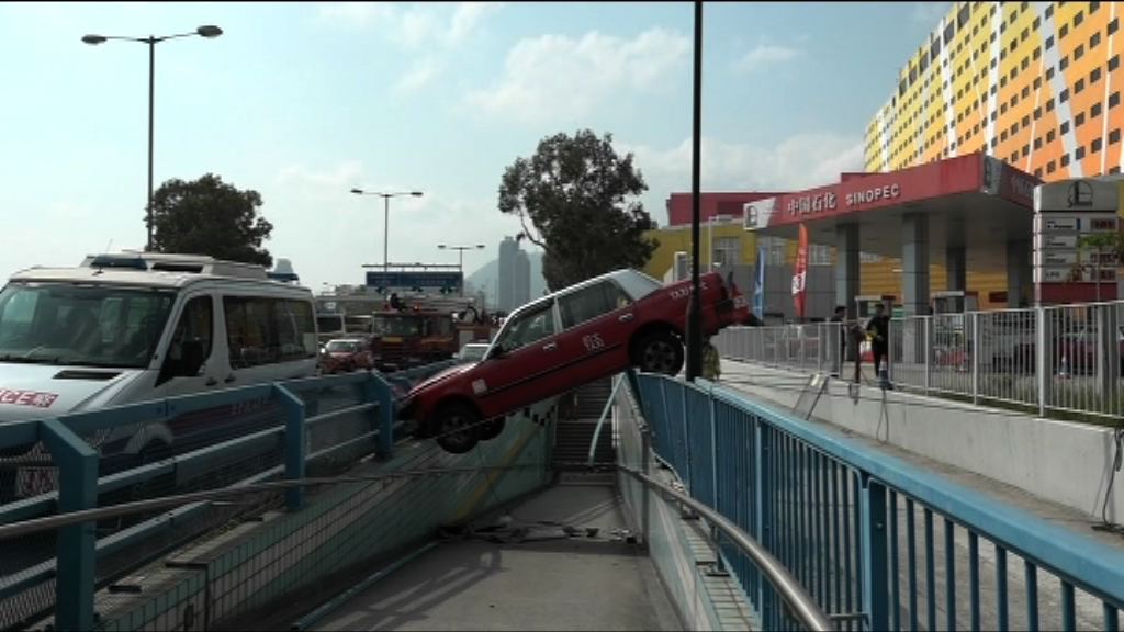 九龍灣的士疑失控撞向行人隧道