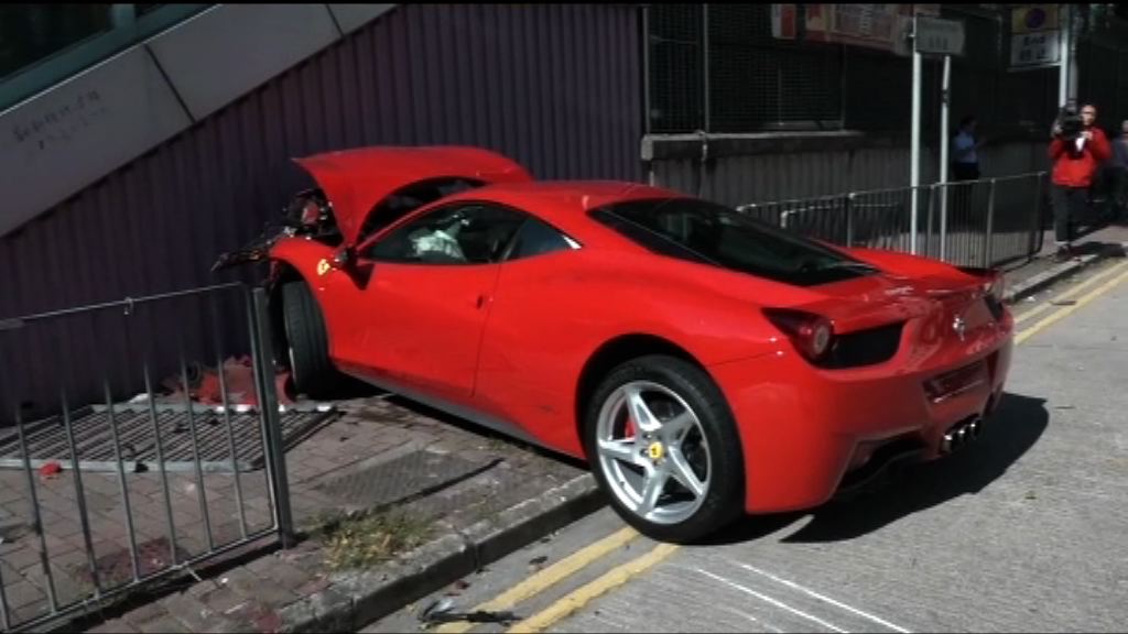 九龍城跑車失控衝上行人路