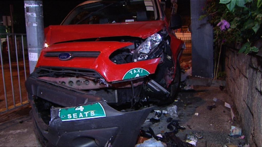 九龍塘的士衝上行人路　兩人受傷