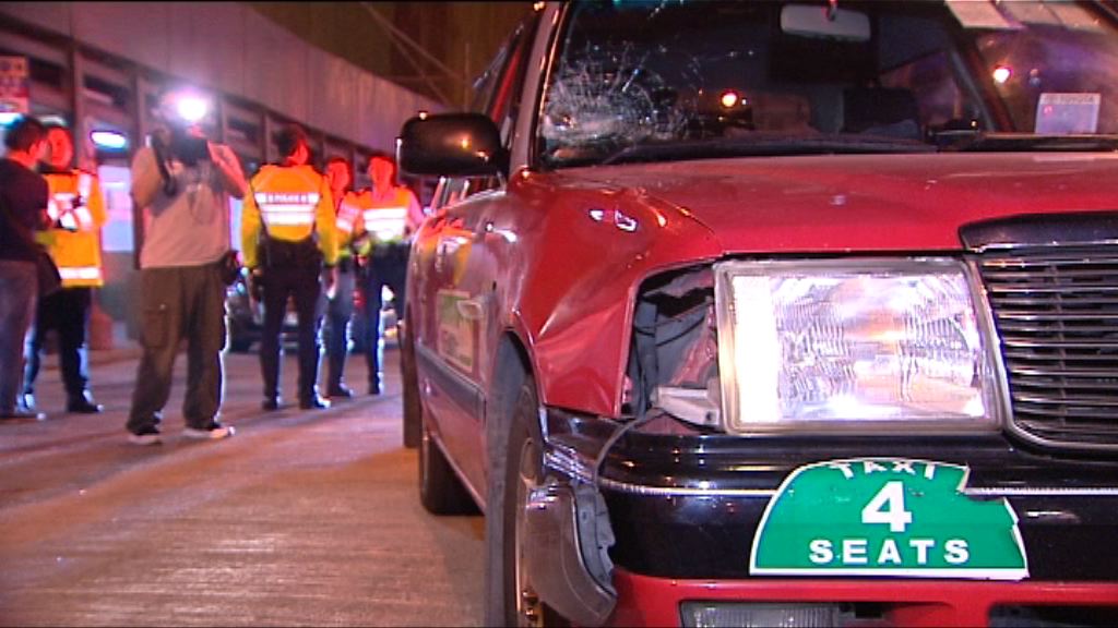 觀塘的士撞傷過路男途人